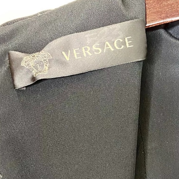 🖤💛 VERSACE Logo Baroque Safety Pin Shift Dress - Picture 9 of 13